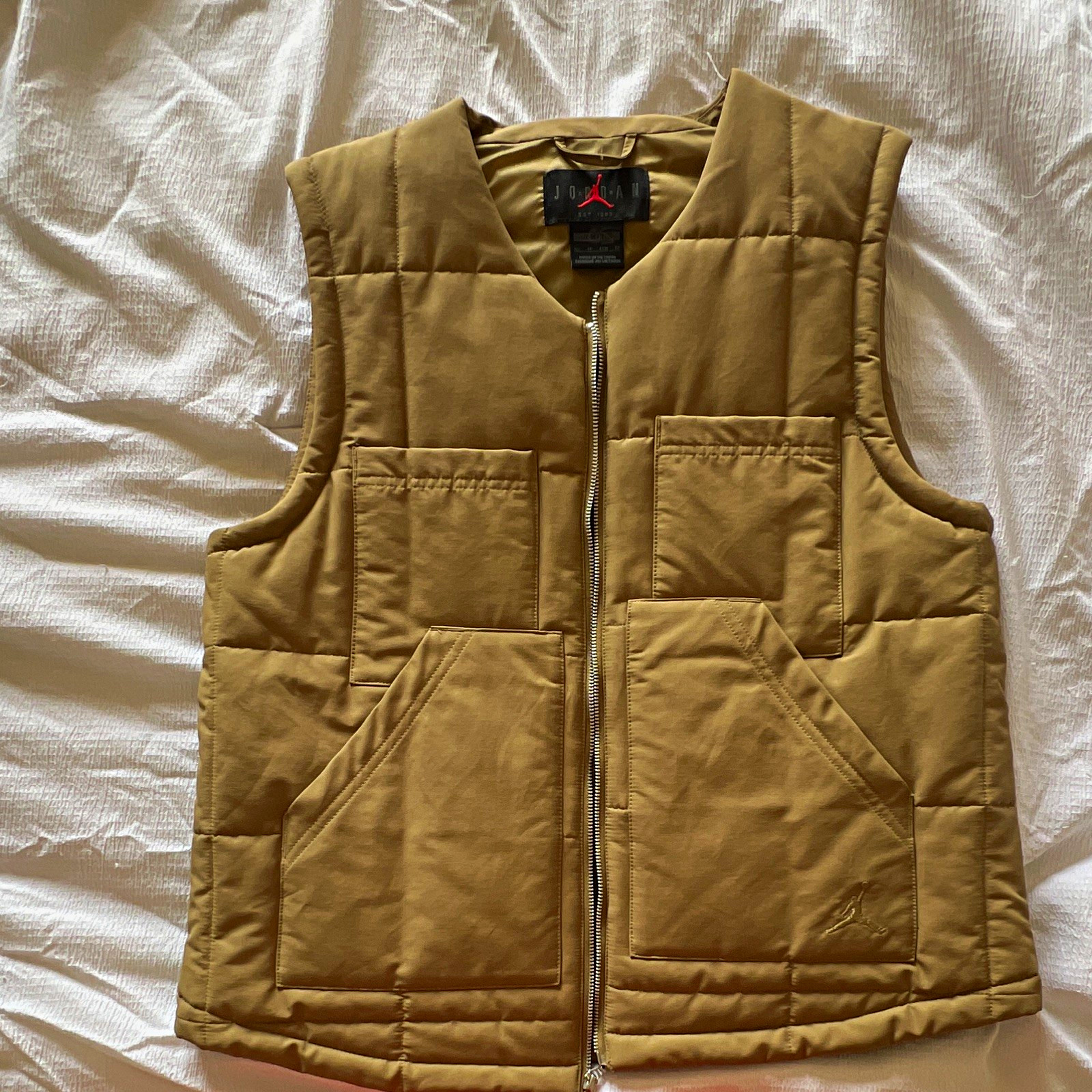 Jordan Beige Quilted Full Zip Vest XS Men’s Loose Fit V-Neck Logo Puffer