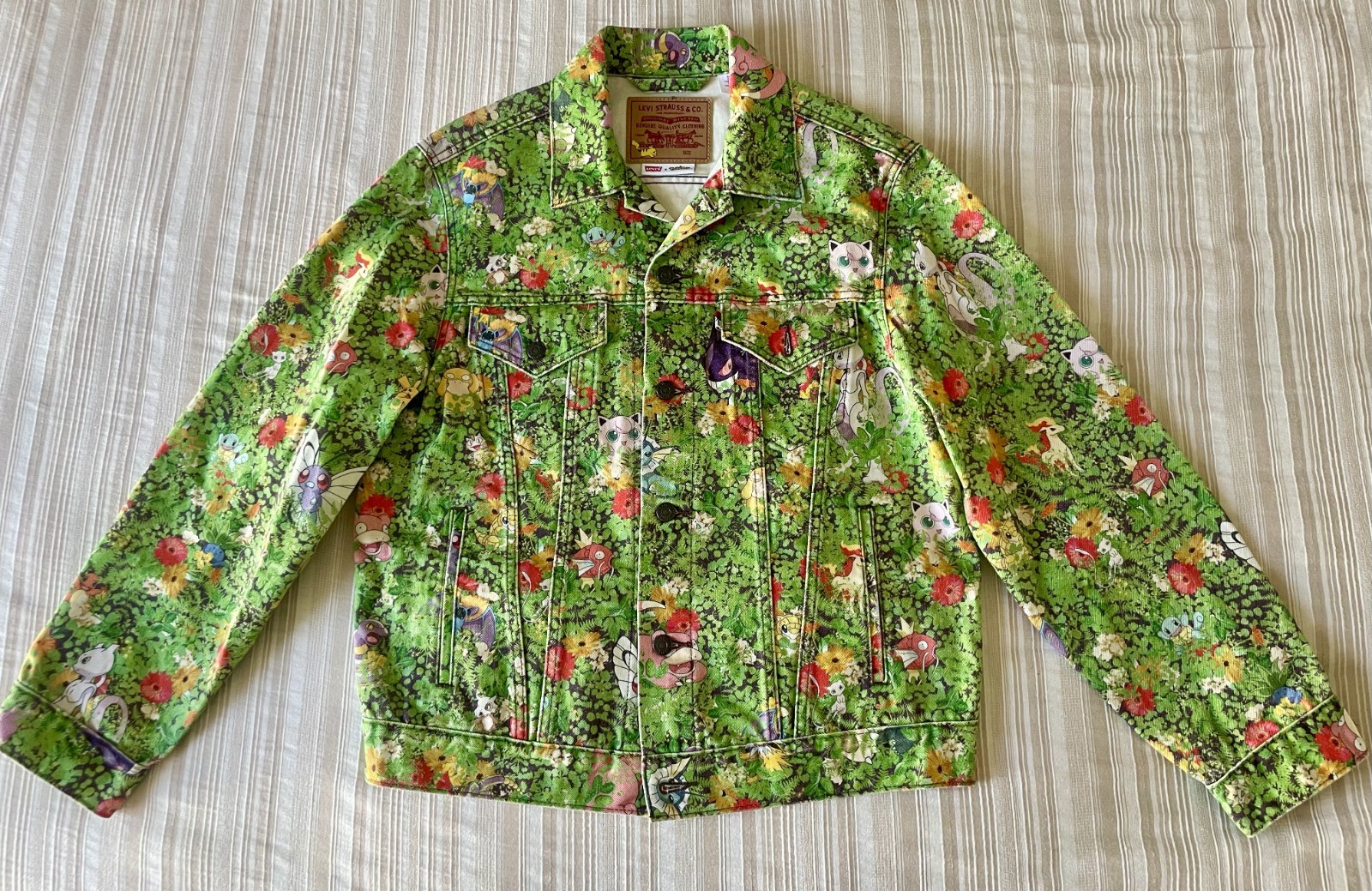 LEVI’S X POKÉMON 25th Anniversary Relaxed Fit Trucker DENIM Jacket – Size M