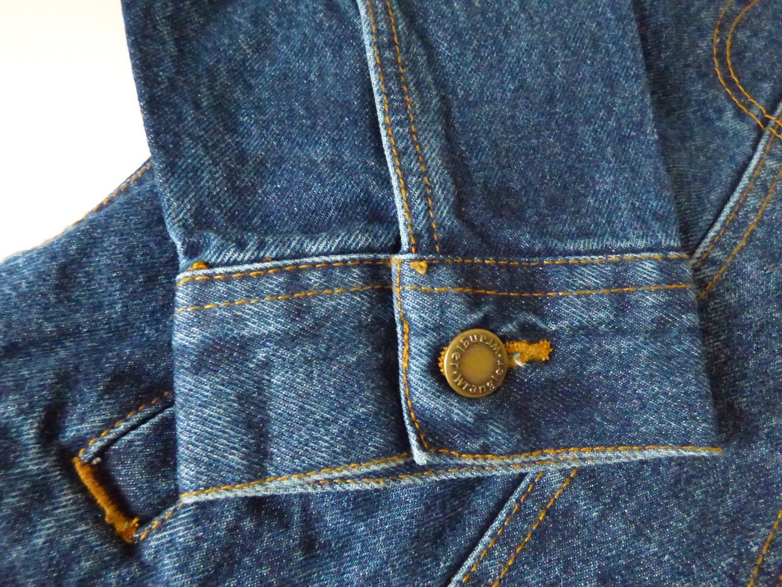 Men’s Wrangler Rugged Wear Denim Jacket – Inside Pockets