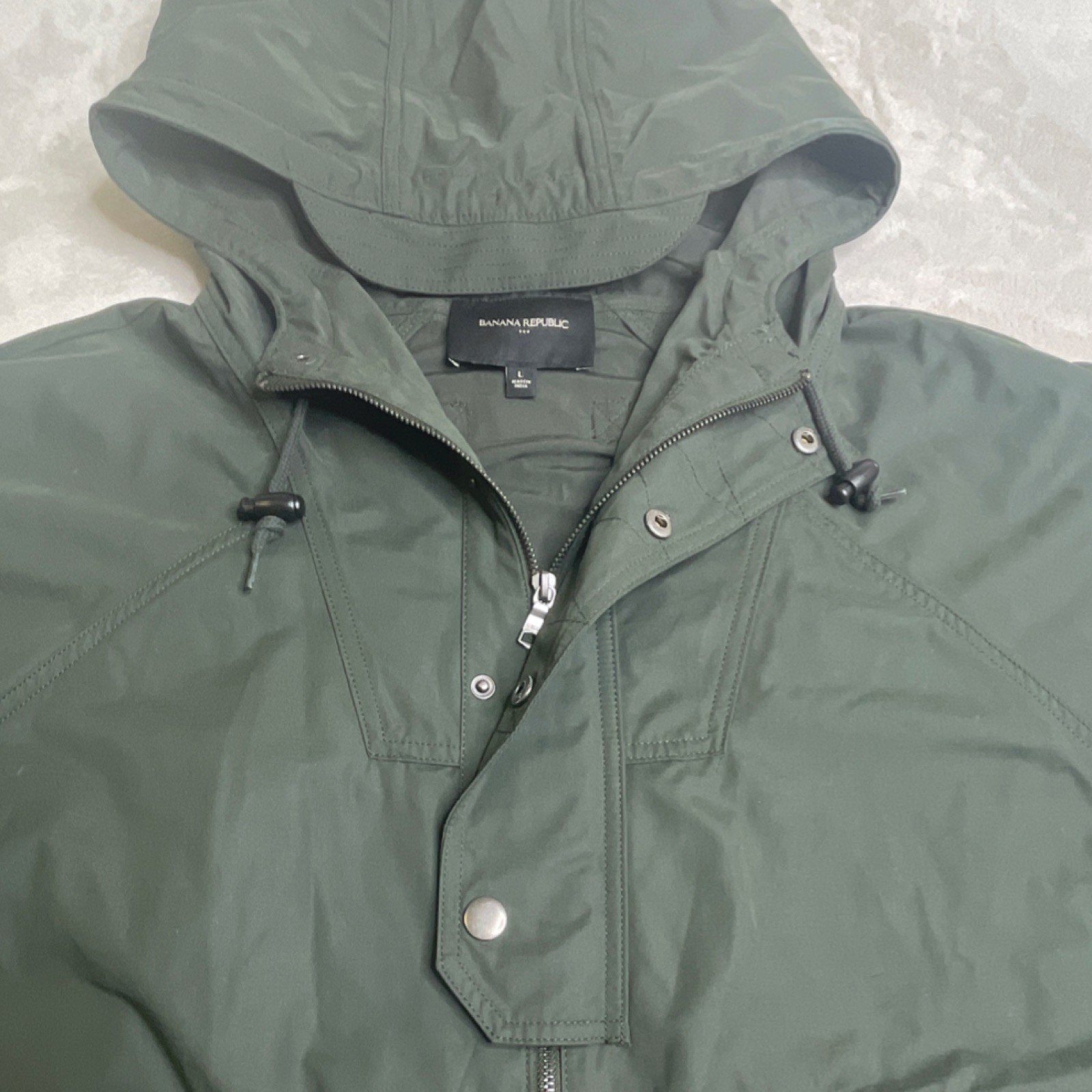 Banana Republic Men’s Green Hooded Rain Jacket Zip Button Drawstring Pockets (L)