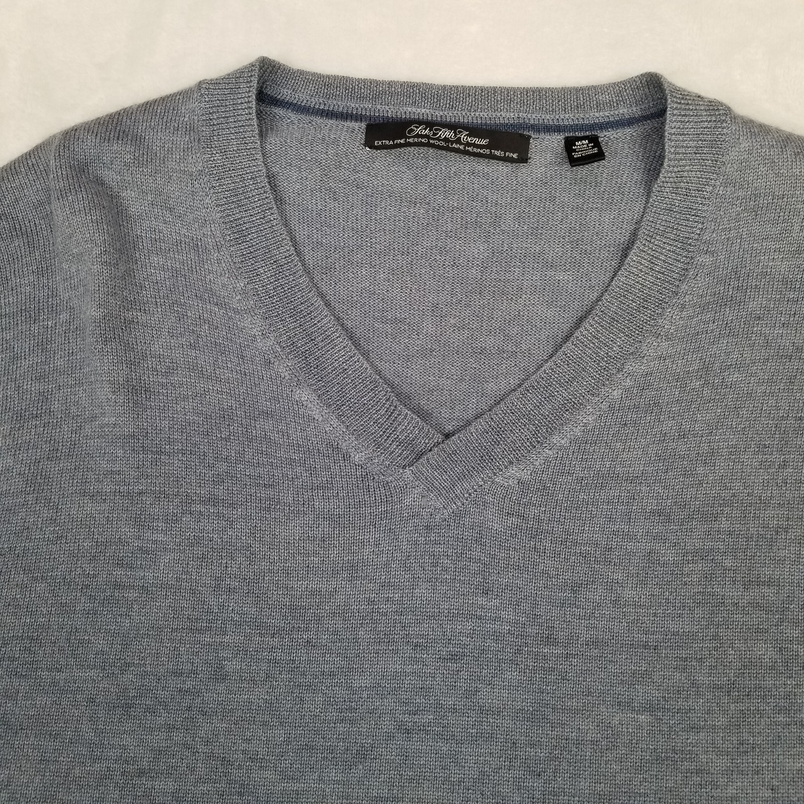Saks Fifth Avenue Men’s V-Neck Extra Fine Merino Wool Sweater Size Medium Gray