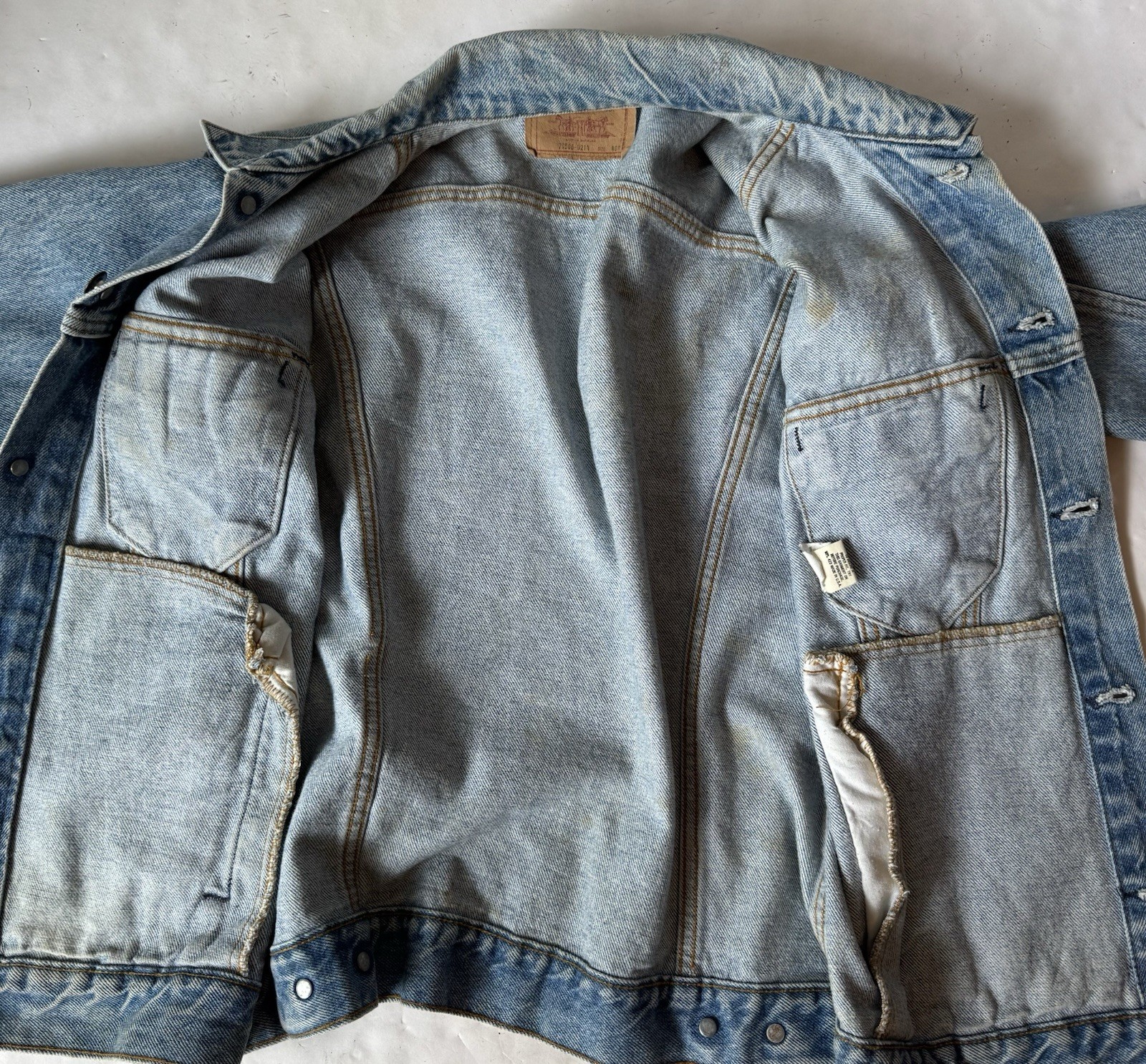 Vintage Levis Denim Trucker Jean Jacket Size 40R 70506-0214 Made in USA