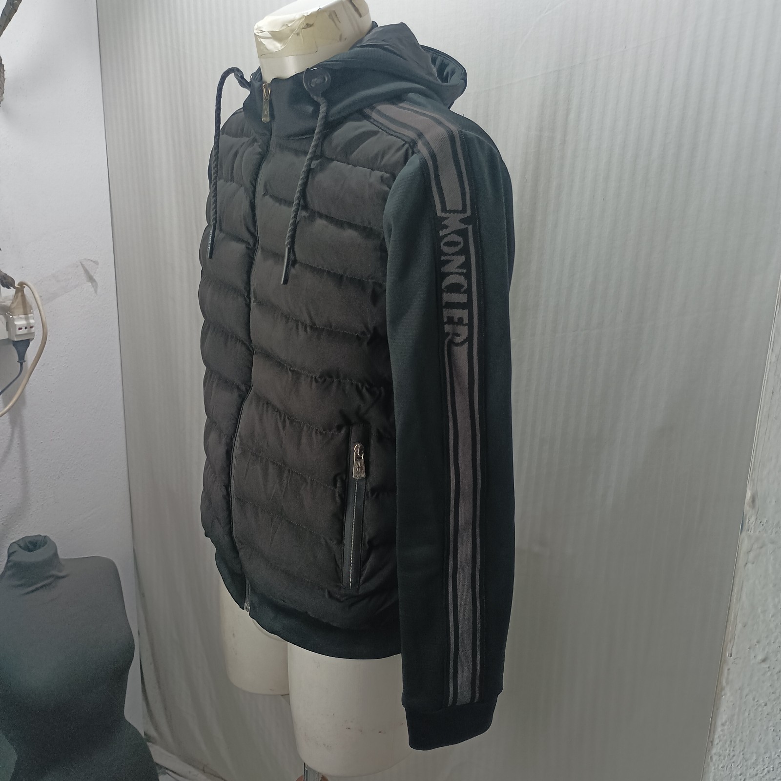 Item e6838 Moncler down jacket sweatshirt size M black polyester padding