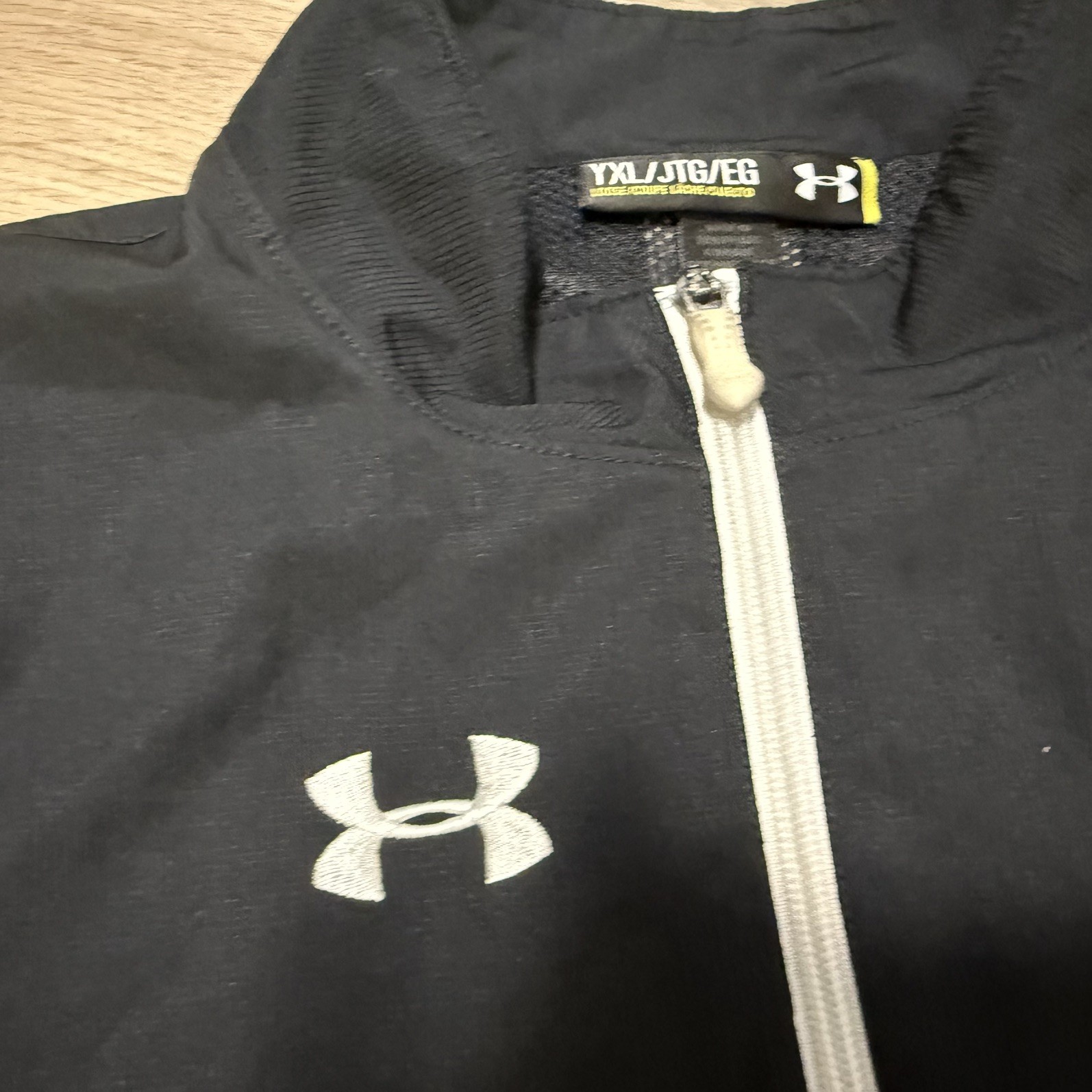 UNDERARMOUR JACKET SZ LARGE MENS LOOSE FIT COAT LG LOGO FRONT & BACK