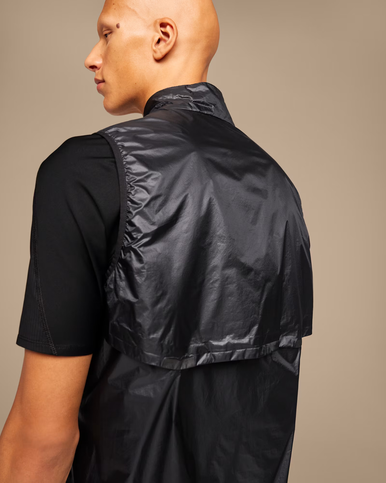 Men’s On Cloud Black Weather Vest – 1MD10480553