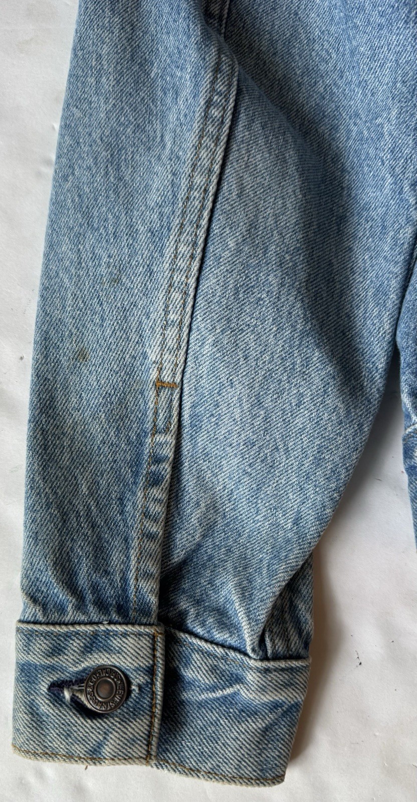 Vintage Levis Denim Trucker Jean Jacket Size 40R 70506-0214 Made in USA