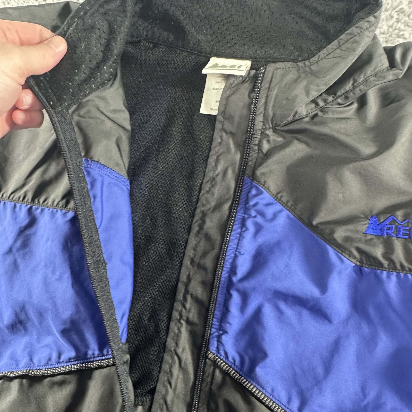 REI Windbreaker Jacket Mens Medium Blue Black Colorblock Vented Packable Hiking