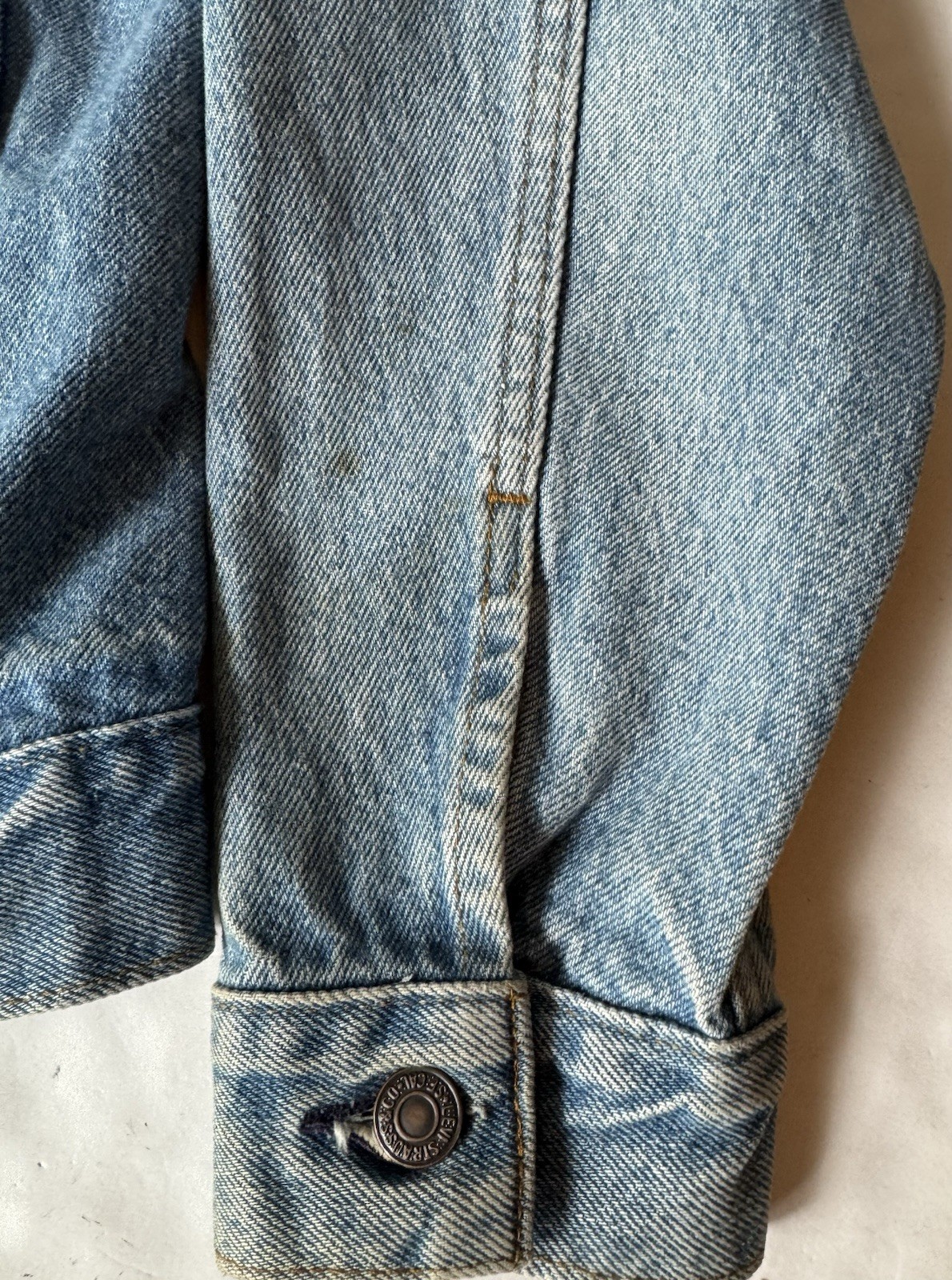 Vintage Levis Denim Trucker Jean Jacket Size 40R 70506-0214 Made in USA
