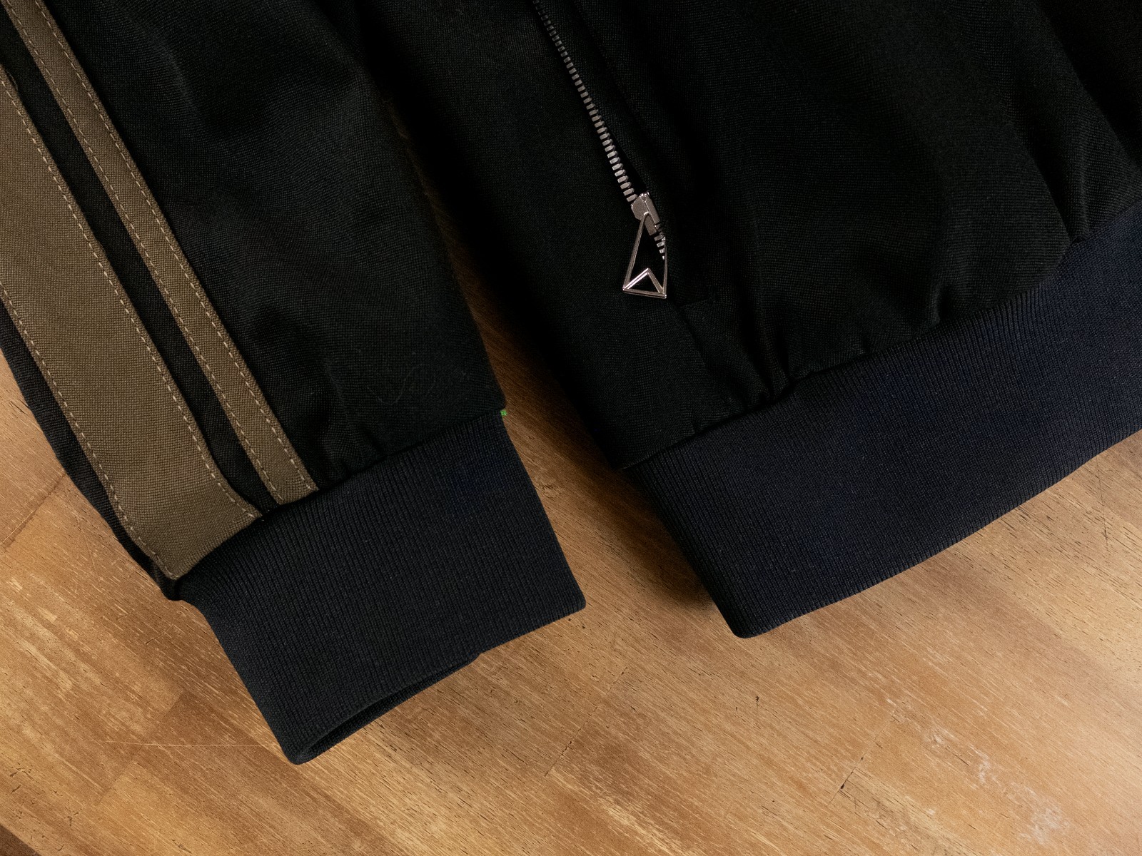 (NO CUSTOMS TAX) BOTTEGA VENETA black wool side stripe zip sweatshirt jacket M