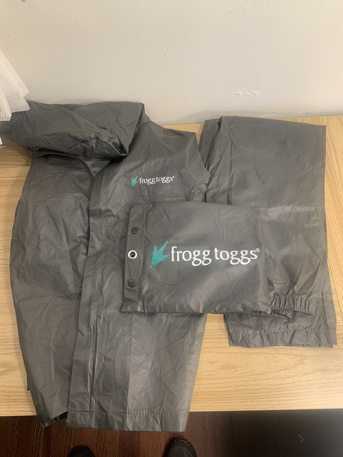Frogg Toggs Rain Suit Size Small Jacket and pants Black 100% polypropylene
