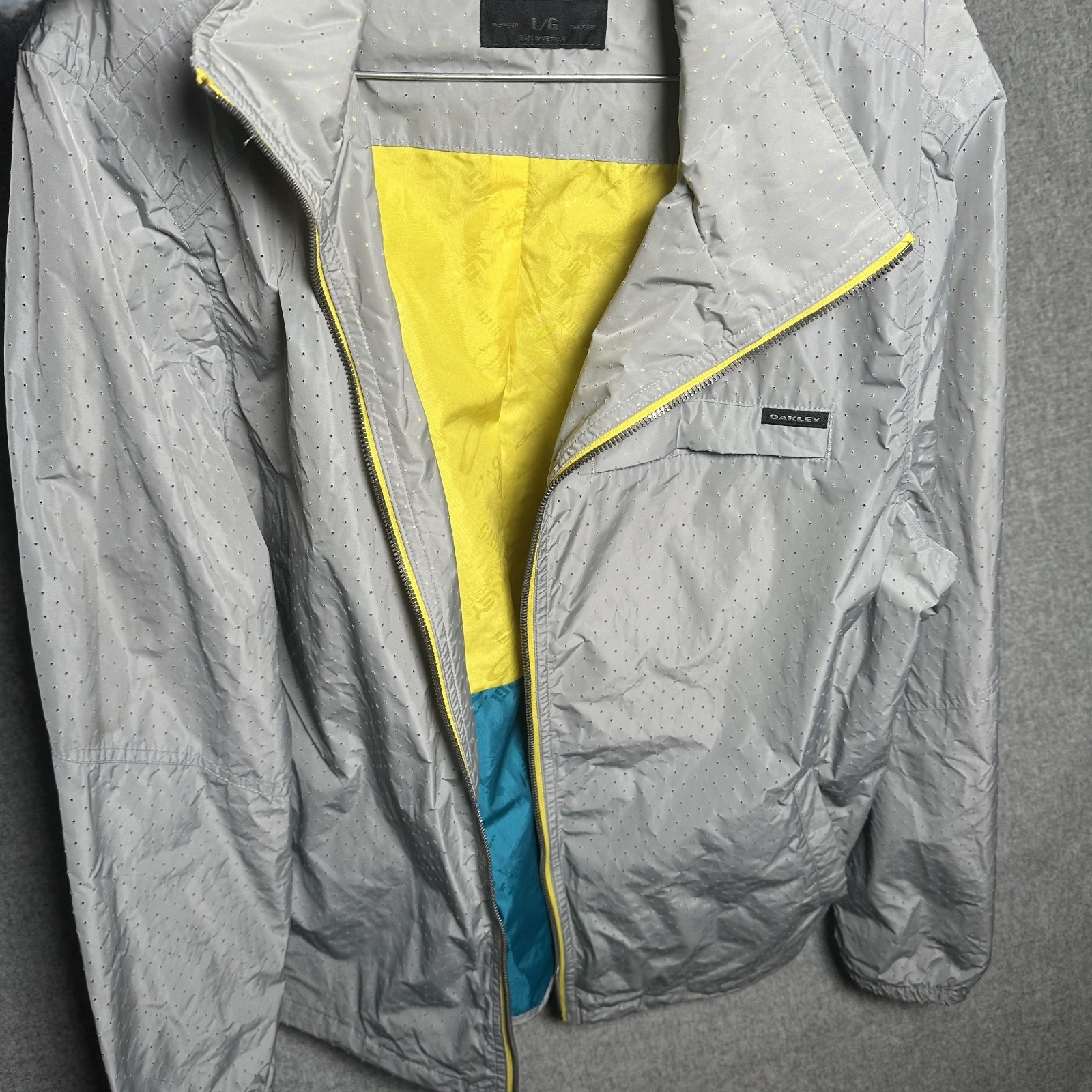 Oakley Large Men Jacket Light Gray Vented Lined Full Zip Lightweight Windbreaker