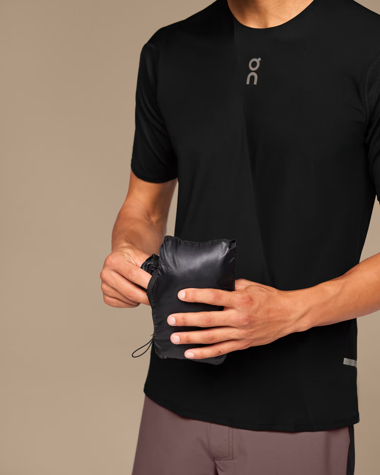 Men’s On Cloud Black Weather Vest – 1MD10480553