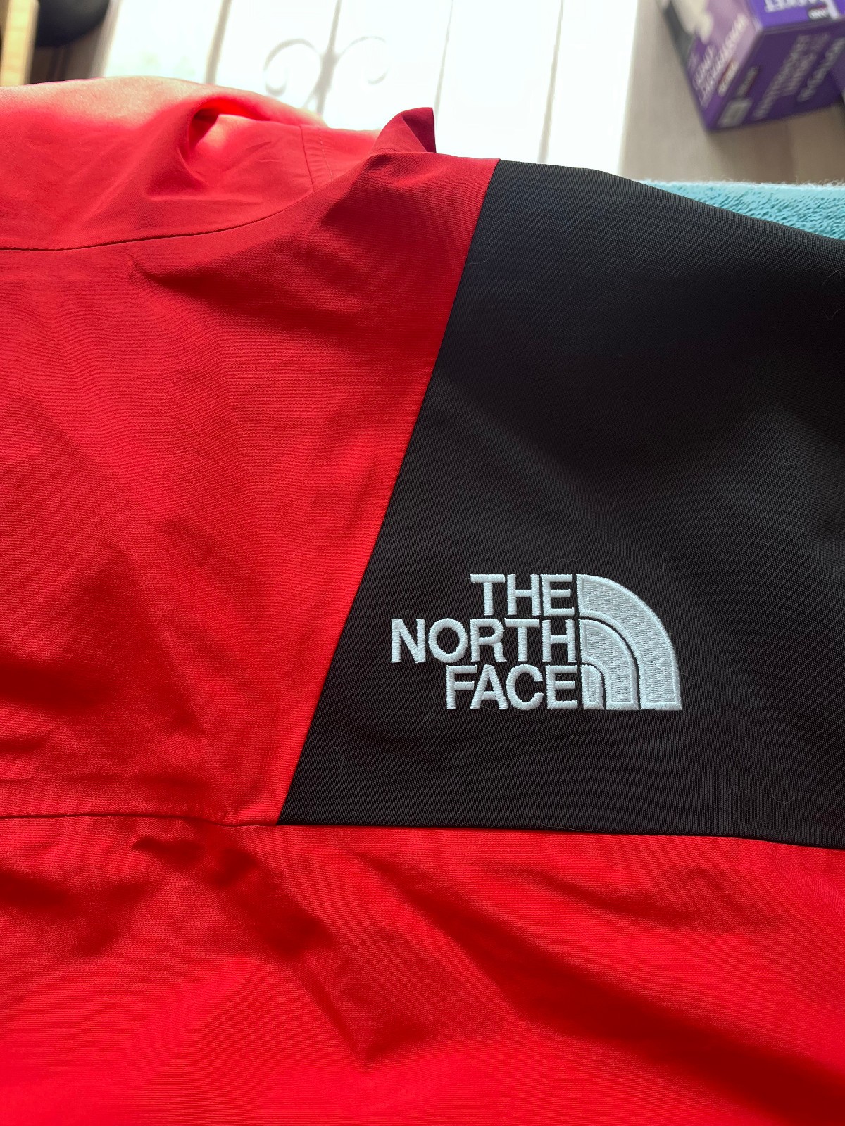 The North Face 1994 Retro Mountain Futurelight Jacket – Fiery Red [Medium, Used]