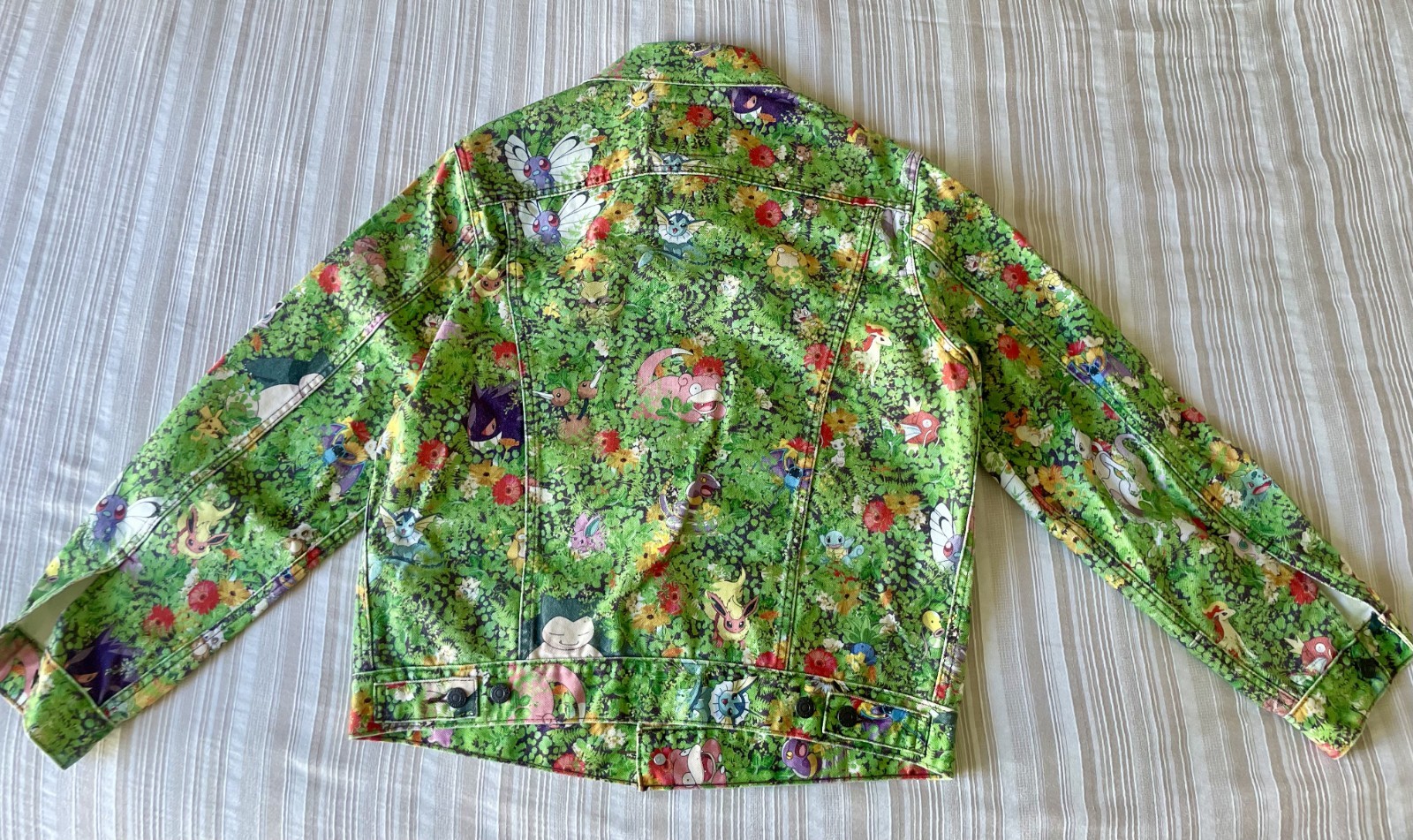 LEVI’S X POKÉMON 25th Anniversary Relaxed Fit Trucker DENIM Jacket – Size M