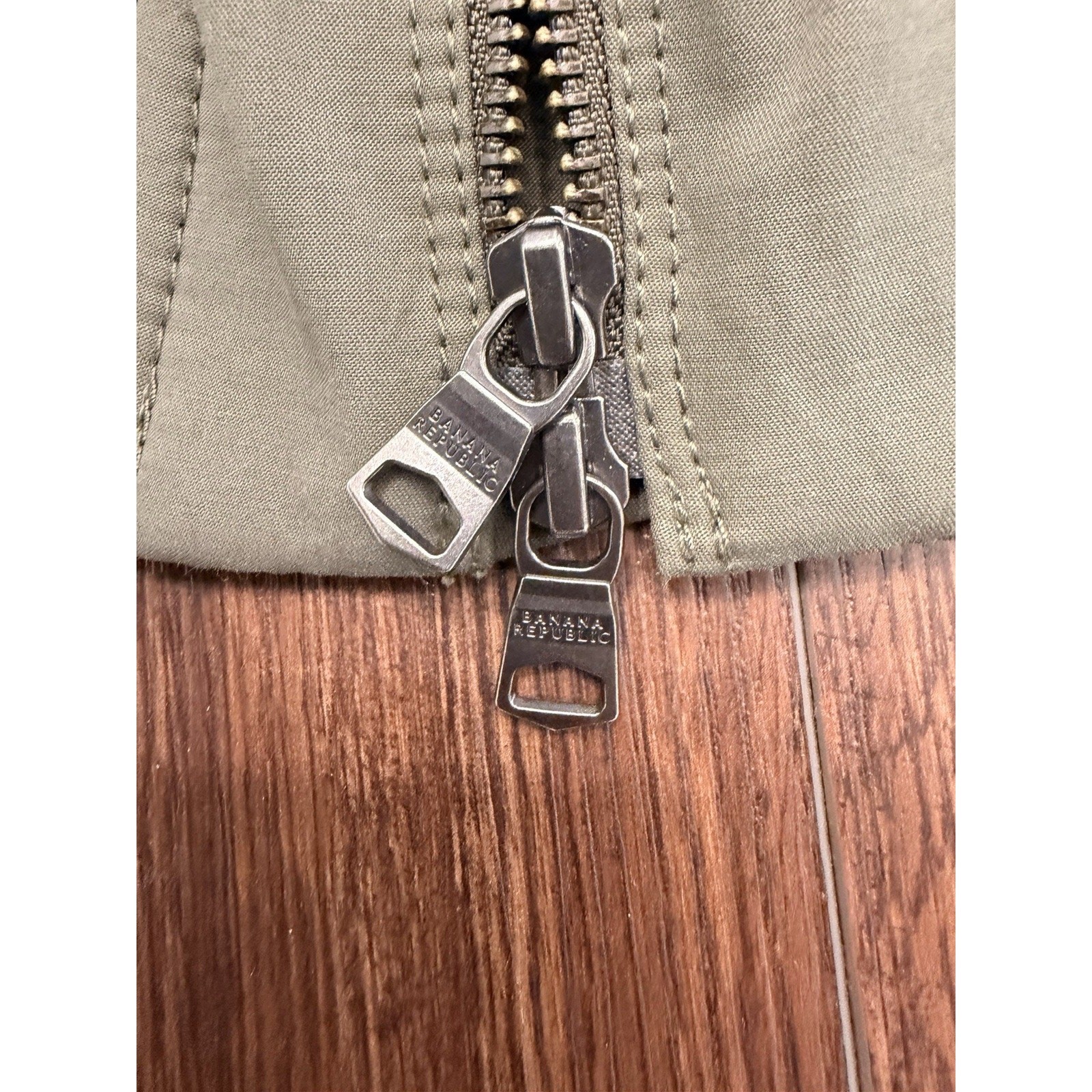 Banana Republic Men’s Olive Bomber Jacket Size M Zip Button Pockets Short Solid