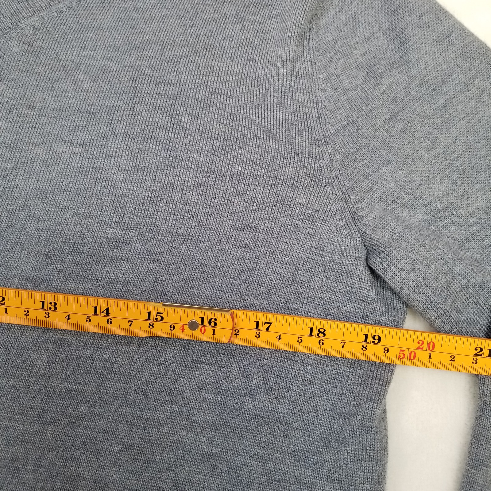 Saks Fifth Avenue Men’s V-Neck Extra Fine Merino Wool Sweater Size Medium Gray