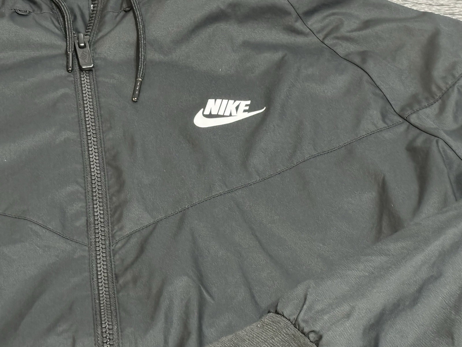 Nike Men’s Black Windbreaker Jacket L Full Zip Hooded Logo Zipper Regular Fit