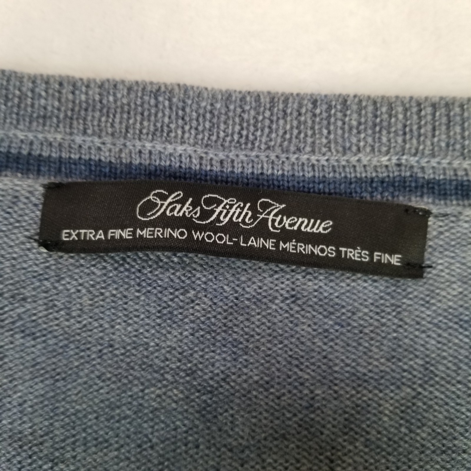 Saks Fifth Avenue Men’s V-Neck Extra Fine Merino Wool Sweater Size Medium Gray