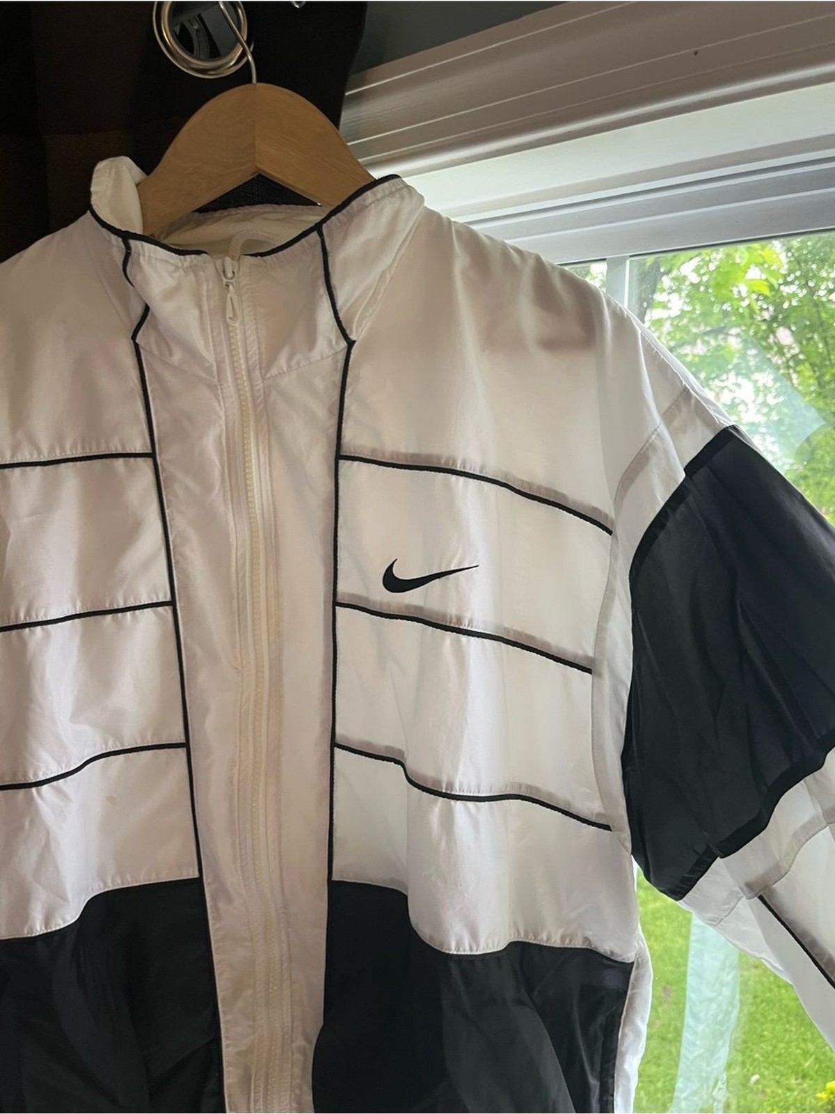 Vintage Y2K Nike Black and White Men’s Windbreaker Jacket