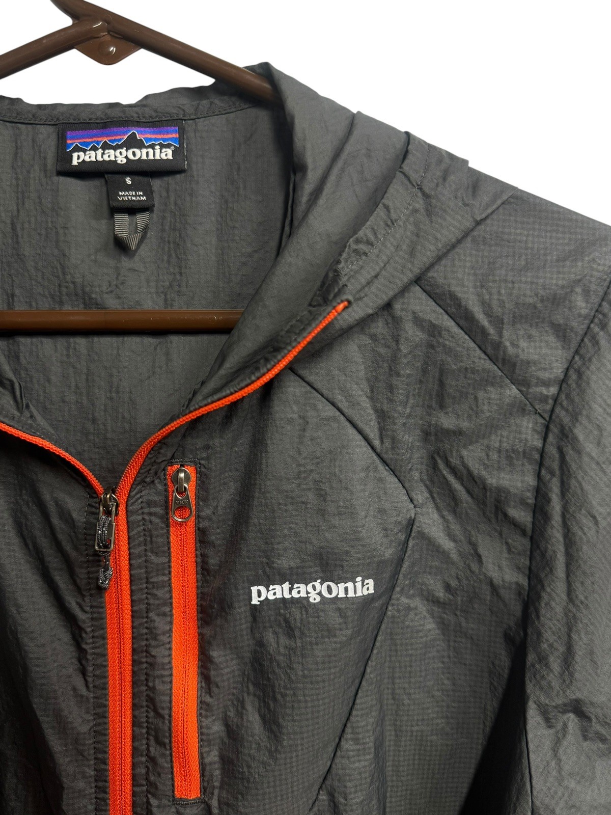 Patagonia Houdini Jacket Mens small Gray Orange Hooded Windbreaker 24141