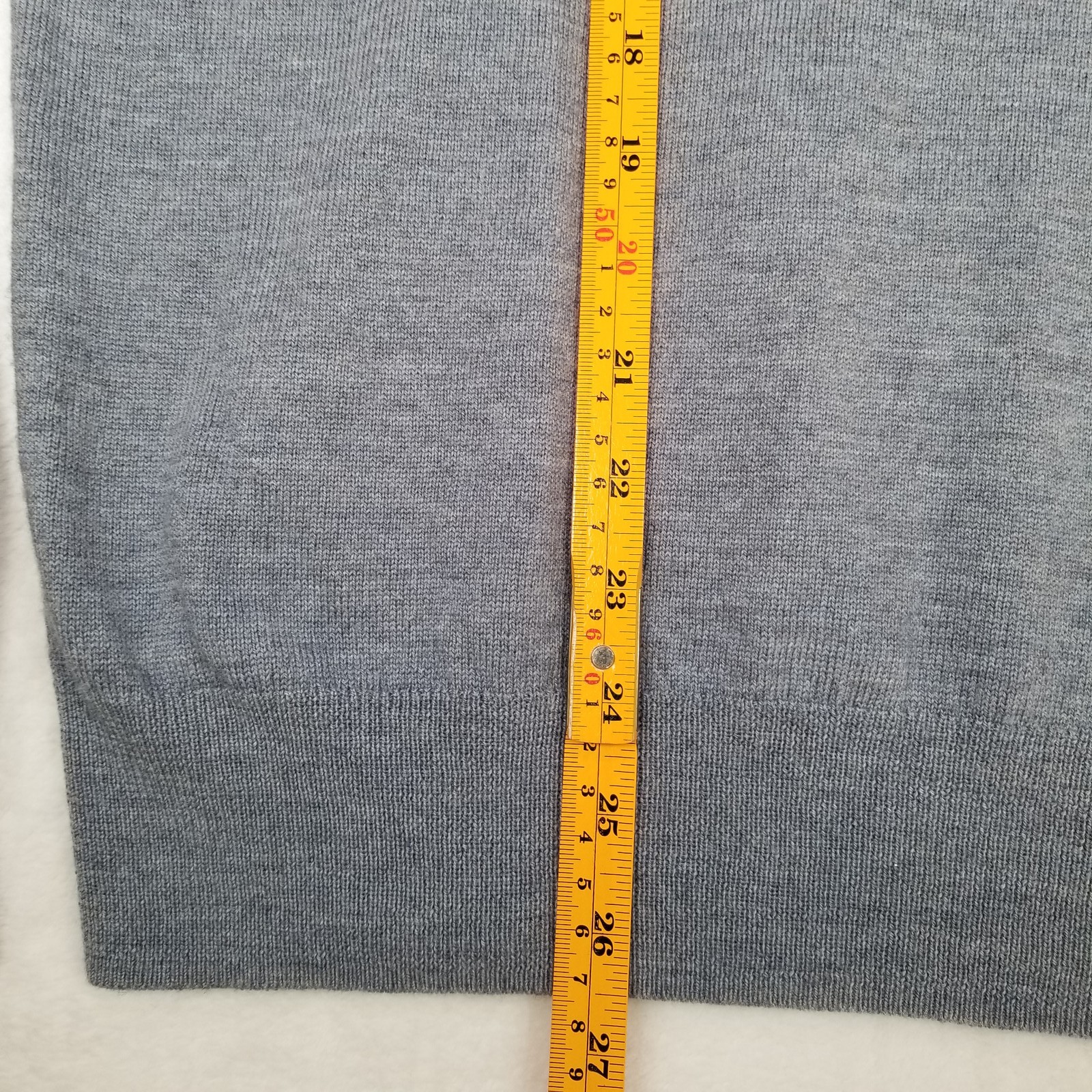 Saks Fifth Avenue Men’s V-Neck Extra Fine Merino Wool Sweater Size Medium Gray