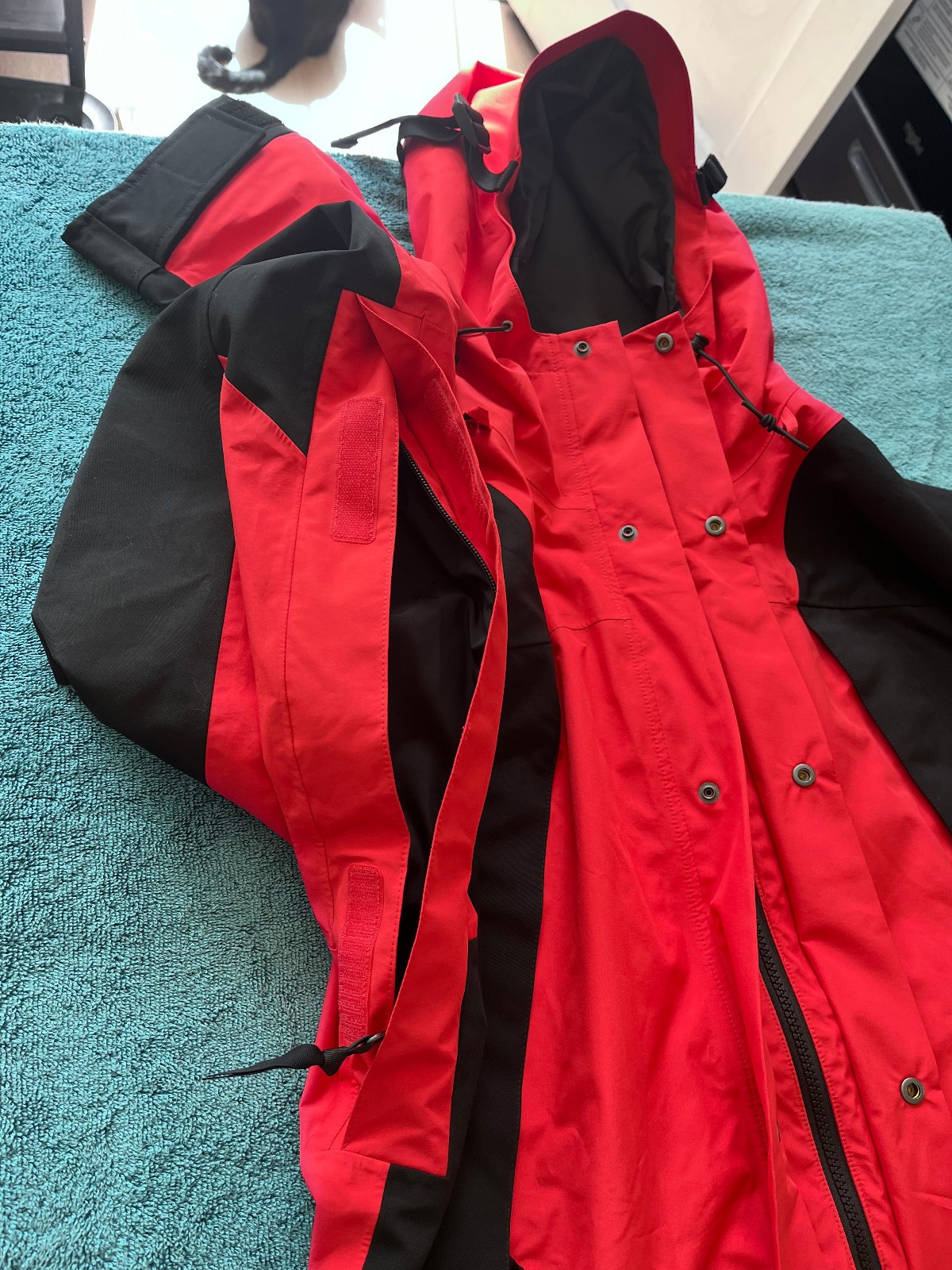 The North Face 1994 Retro Mountain Futurelight Jacket – Fiery Red [Medium, Used]