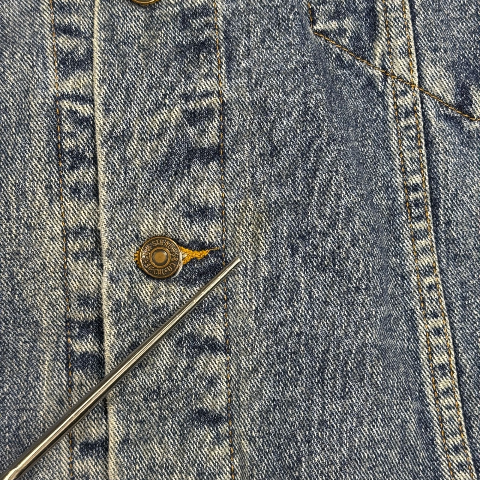 RARE Vintage 90s Levis Embroidered Trucker Jean Jacket 73598-4891 Mens XL Denim